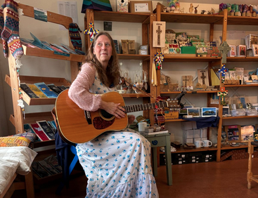 Connie MacLeod singing at Iona Welcome Centre