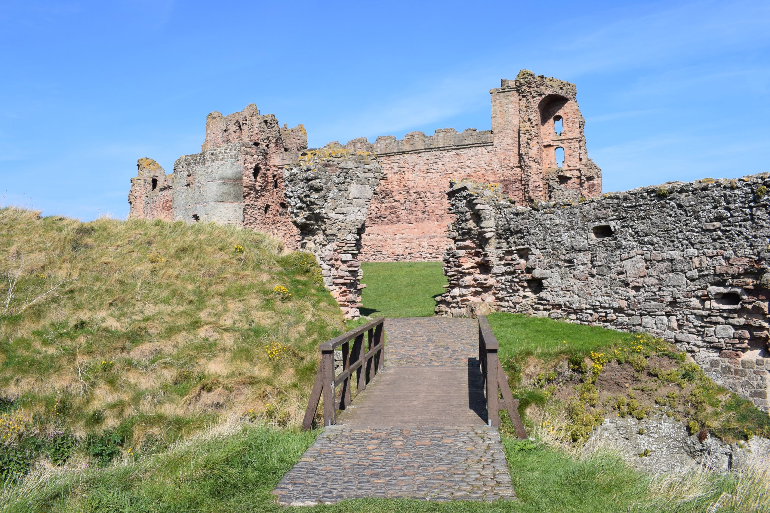 Tantallon Castle in North Berwick - path to front court